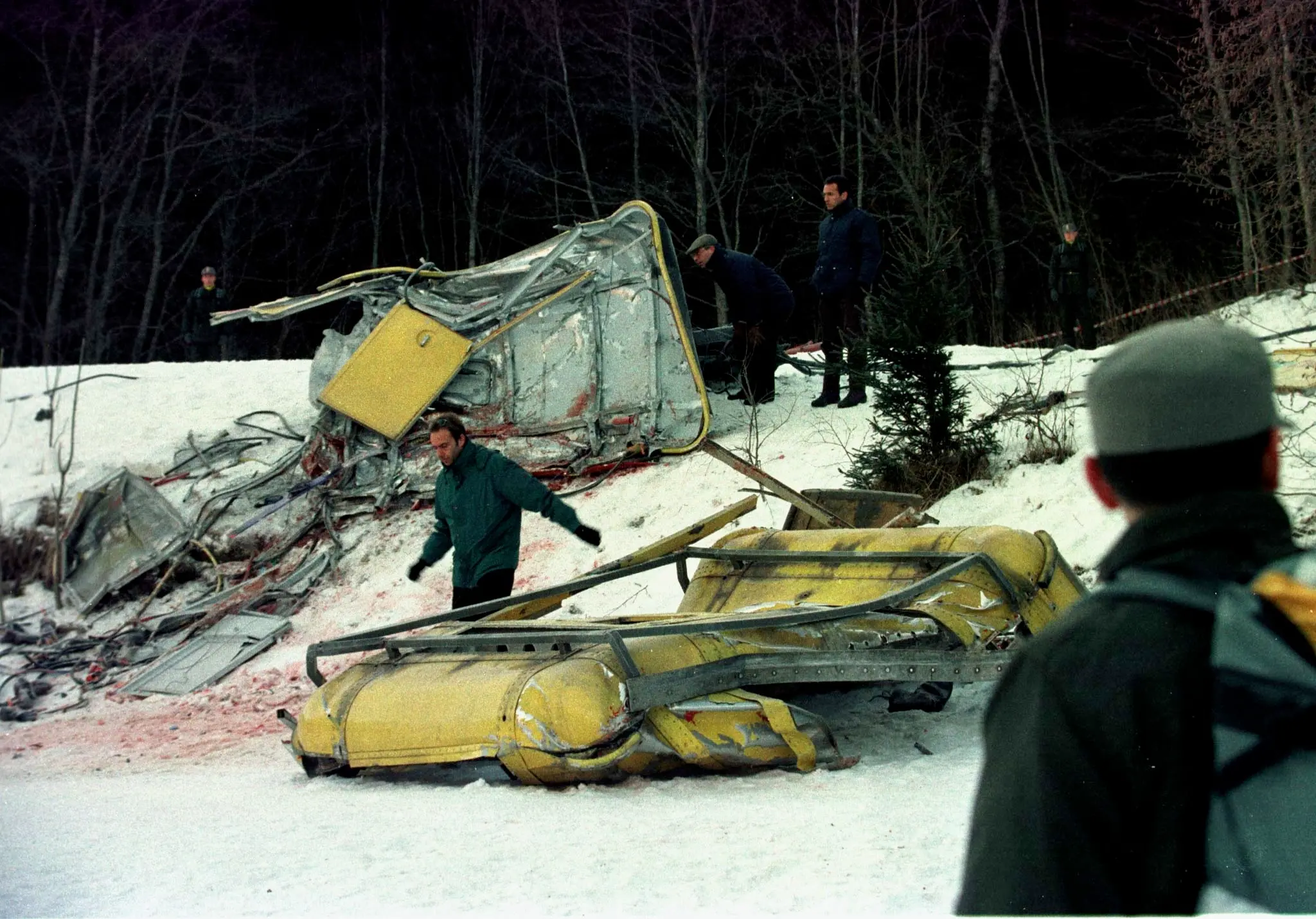 20060203 - TRENTO - CRO - CERMIS: OTTO ANNI FA LA STRAGE, DOMENICA COMMEMORAZIONE. Agenti di polizia sorvegliano il luogo dove e' precipitata la cabina della funivia dopo che un Jet Usa che eseguiva un volo radente ha tranciato i cavi di sostegno. Otto anni fa, il 3 febbraio 1998 alle ore 15.15, un jet militare americano partito dalla base di Aviano per un' esercitazione trancio' il cavo della funivia del Cermis, in Trentino, abbattendo la cabina e causando la morte di 20 persone. Le cerimonie commemorative si svolgeranno domenica 5 febbraio a Cavalese. ARCHIVIO - PINO FARINACCI/ ANSA -CD