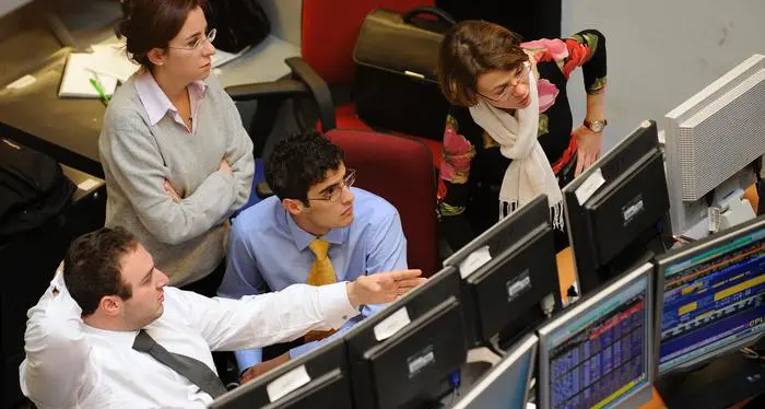 Giornata nera sui mercati, la Borsa brucia 12 miliardi Lo spread sale a 233 punti, euro in calo sul dollaro
