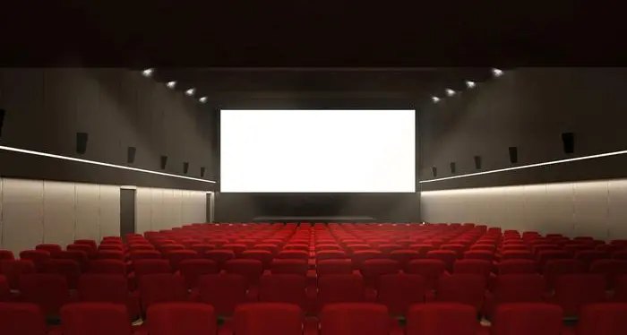 Oggi riaprono i cinema ma con posti dimezzati (e niente pop-corn in sala)