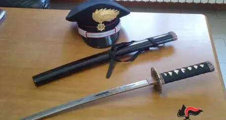 Minaccia con una katana un vicino, denunciato