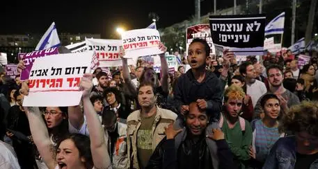 Israele, patto con l'Onu Migranti portati in Italia