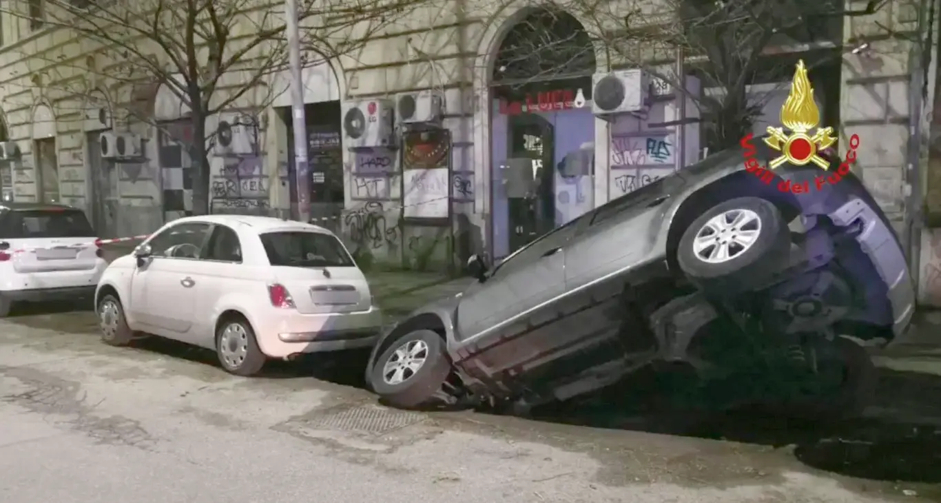 Roma, si apre una voragine e inghiotte le auto