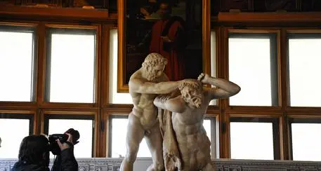 Fa pipì in Loggia Lanzi Firenze, fermato studente Usa