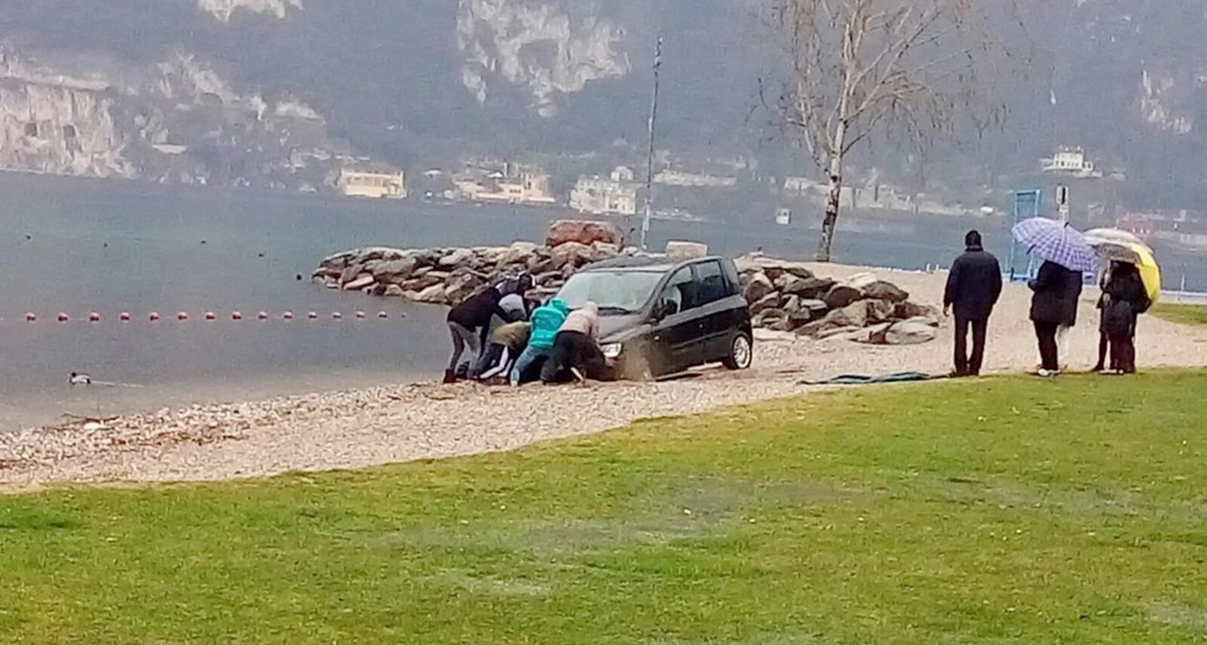 Famiglia sbaglia la manovra Auto «insabbiata» in spiaggia