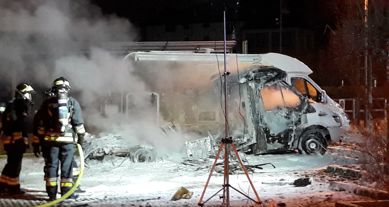 Camper a fuoco, indagini Due pompieri feriti