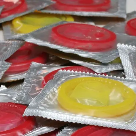 Nuova gioco-follia made in Usa Teenager «inalano» preservativi