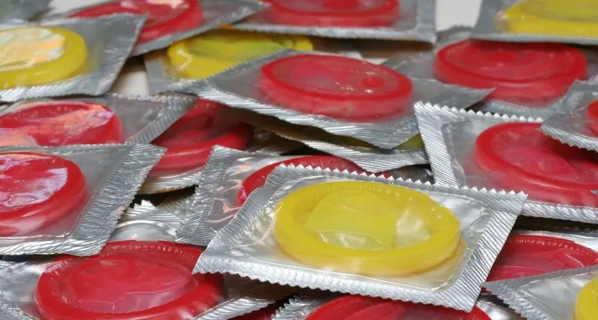 Nuova gioco-follia made in Usa Teenager «inalano» preservativi