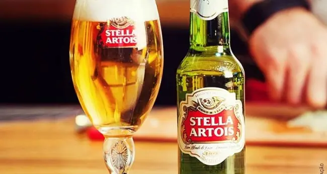Stella Artois ritira le bottiglie Frammenti di vetro nella birra