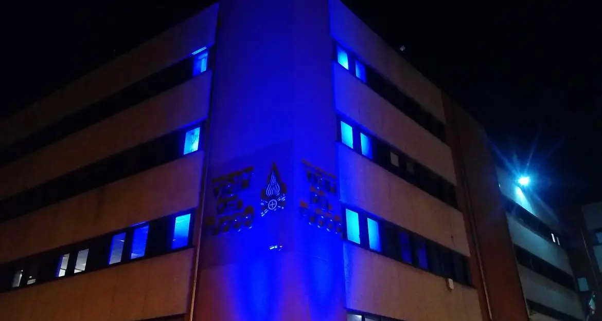 Vigili del fuoco, caserma in blu per la giornata dell'autismo