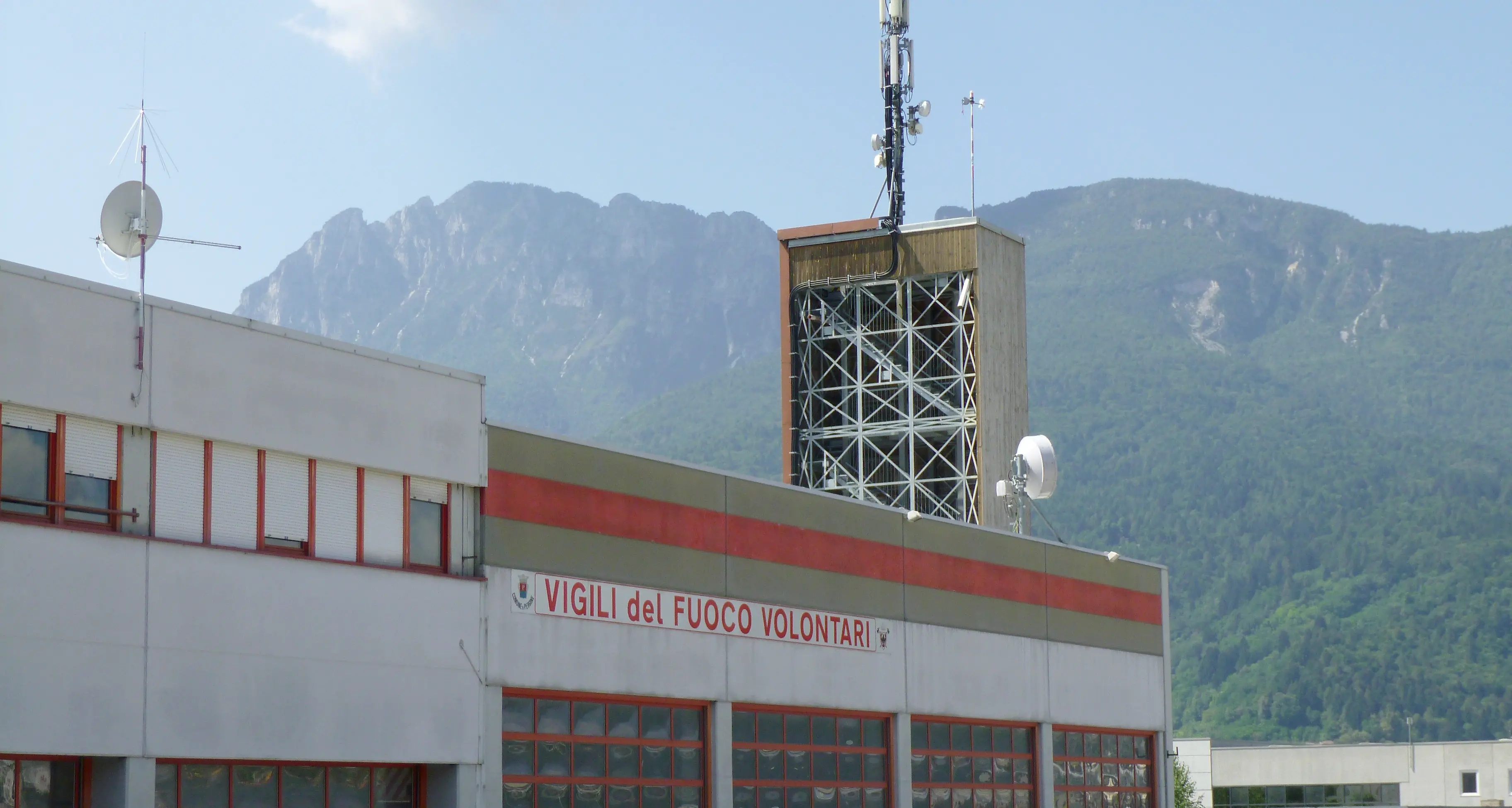 Pergine, al via i lavori sul tetto della caserma dei vigili del fuoco