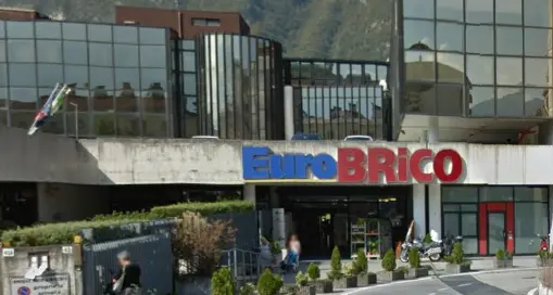 I ladri sfondano la vetrina Colpo tentato all'EuroBrico