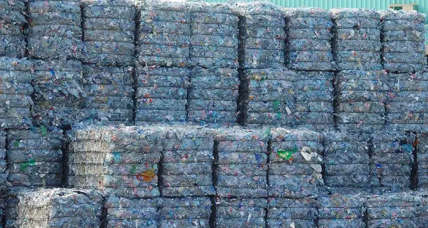 Gli Alpini regalano alla città parco giochi di plastica riciclata
