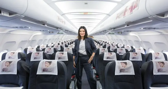 Laura Pausini diventa hostess per promuovere il nuovo album