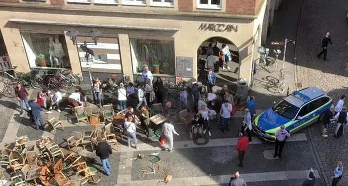 Auto sulla folla in Germania Spiegel: «Diversi morti e feriti»