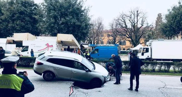 Verona, voragine in strada inghiotte un'automobile