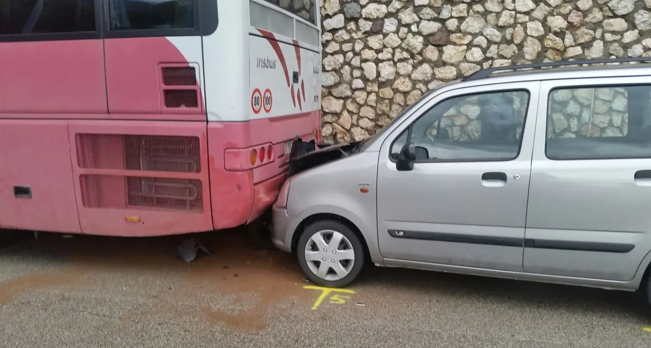 Con la moto tra auto e corriera: pauroso incidente a Pedersano