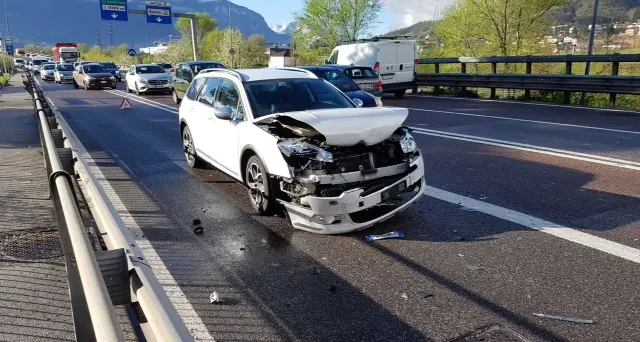 Ennesimo tamponamento al cavalcavia di Ravina