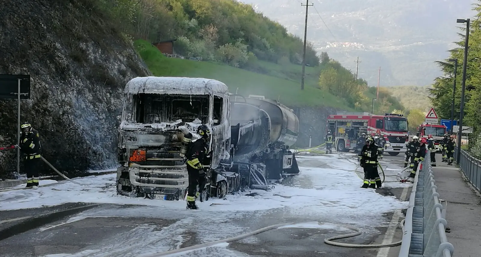 Brentonico, camion cisterna a fuoco: l'intervento dei pompieri