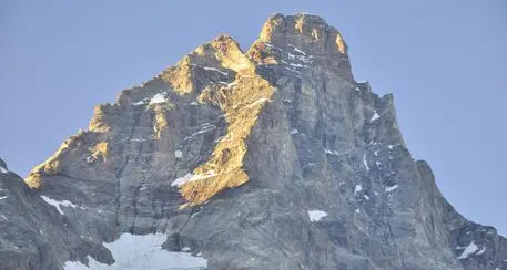 La neve si scioglie sul Cervino e il rifugio diventa svizzero