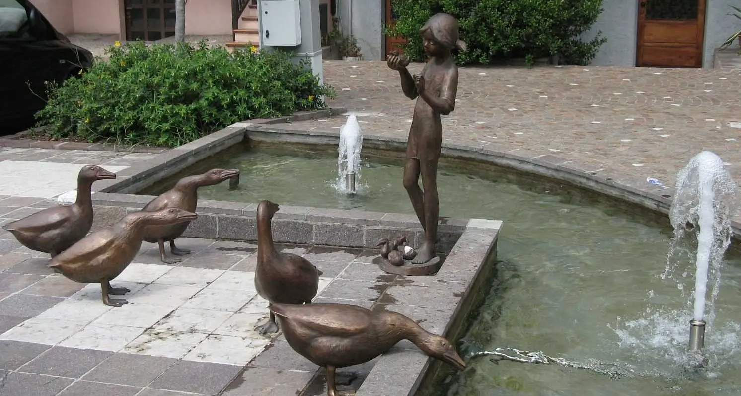 Dopo il bambino in bronzo, rubate anche le oche in piazza
