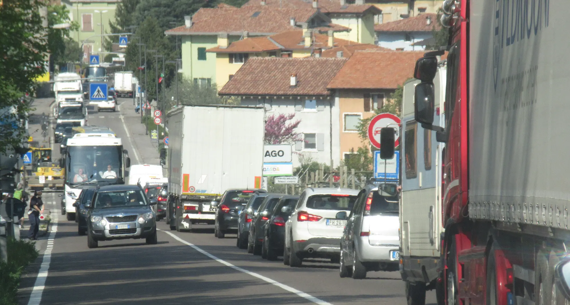 Nago, scavo lungo un metro per sette chilometri di coda