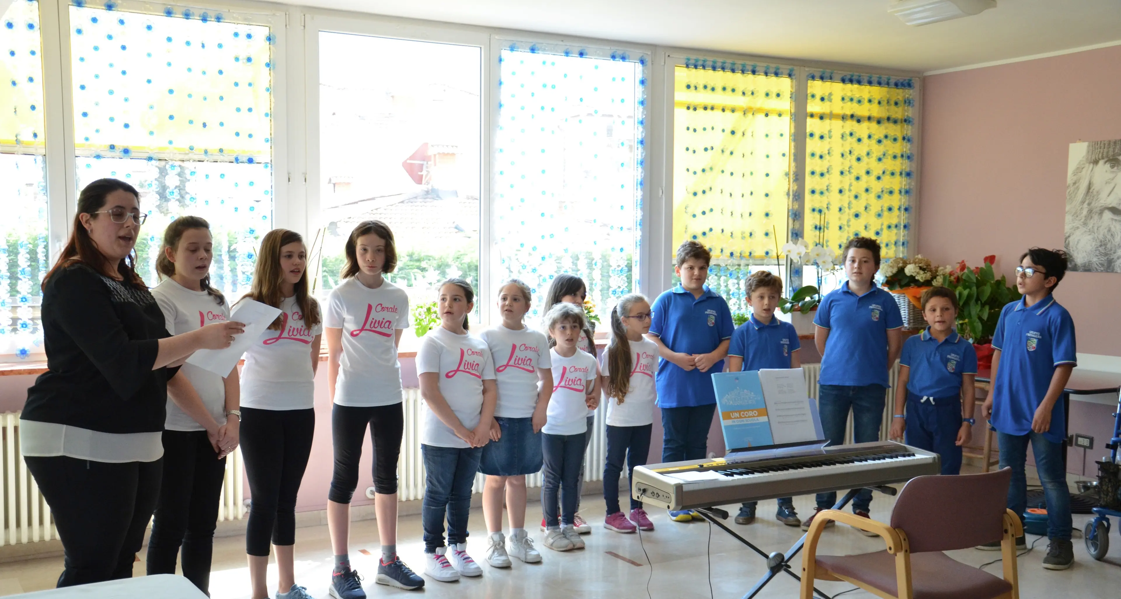 Riva, due cori giovanili cantano con gli anziani