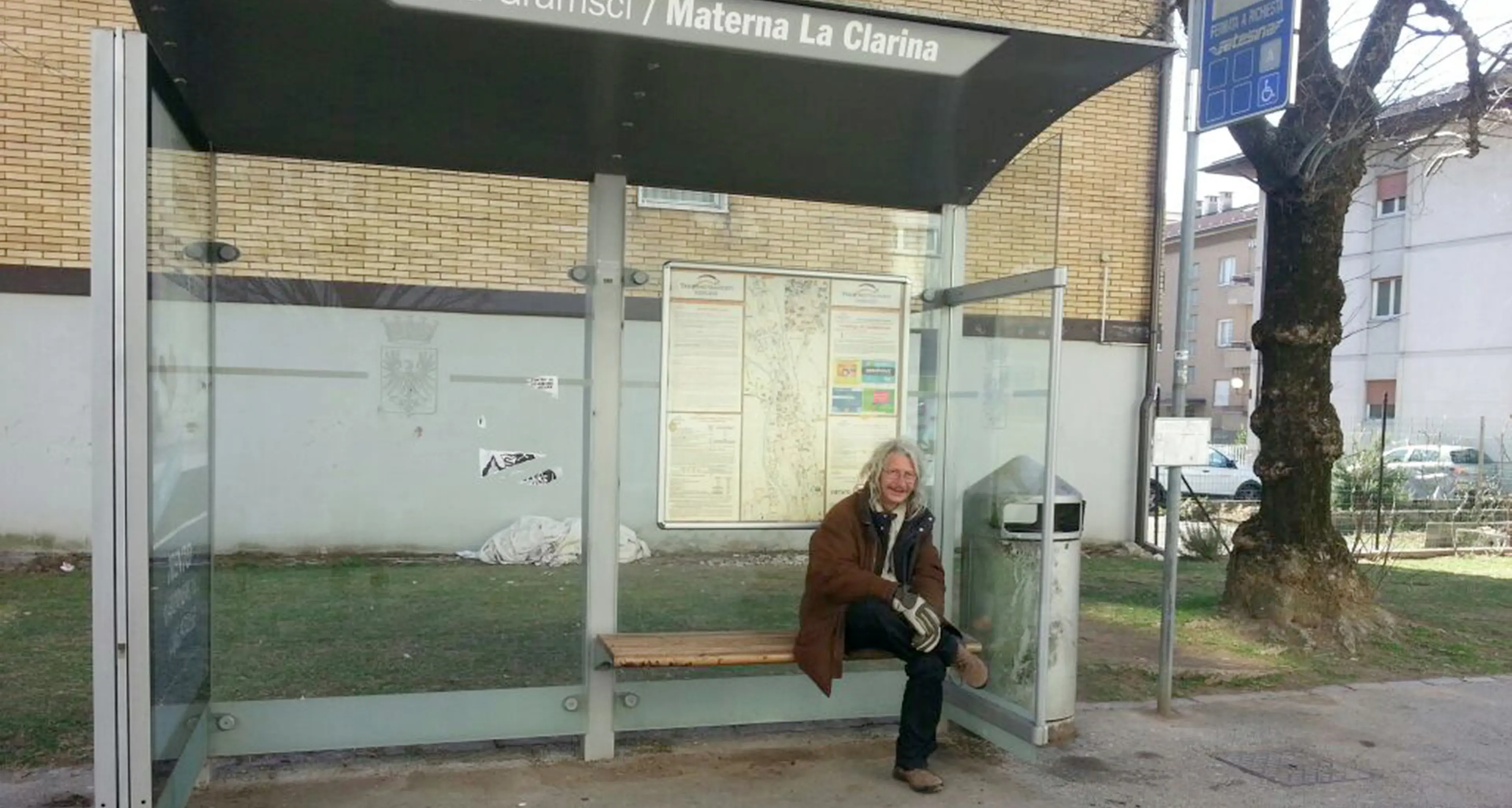 Clochard vive sulla panchina E i residenti si ribellano