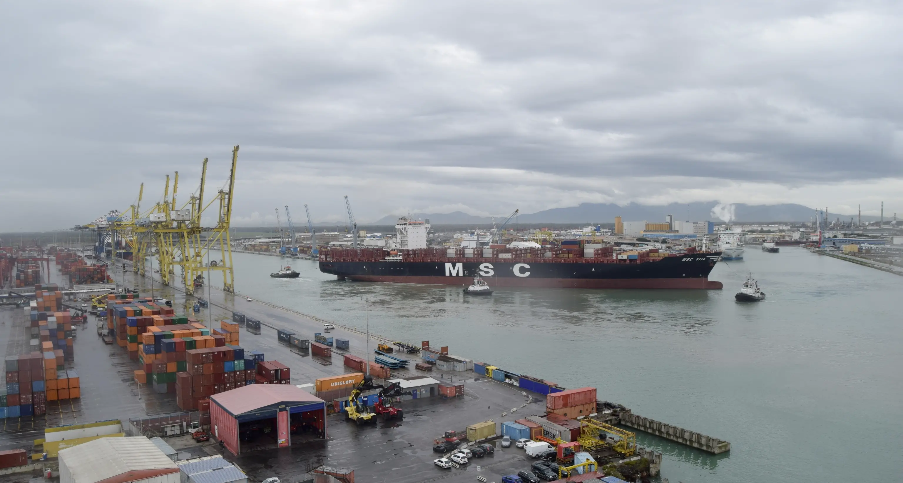 Livorno, esplosione al porto Almeno due operai morti