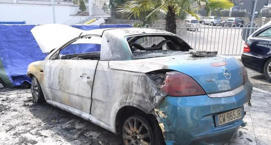 Incendio in concessionaria Danneggiate tre automobili