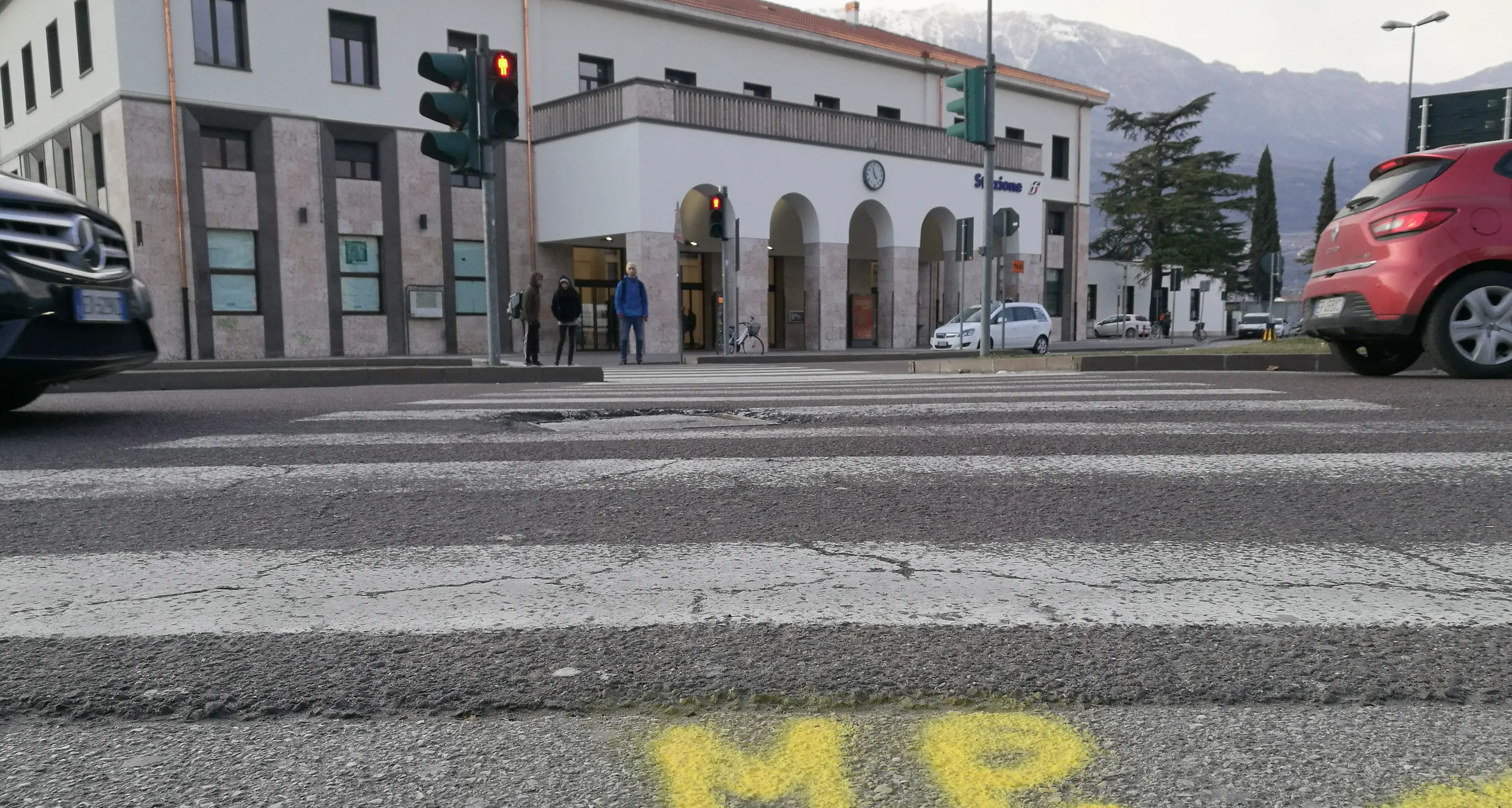 Pedoni in piazzale Orsi: lavori per la passerella