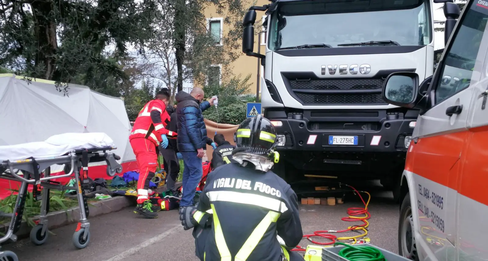 Finisce sotto il camion, lo salva un passante