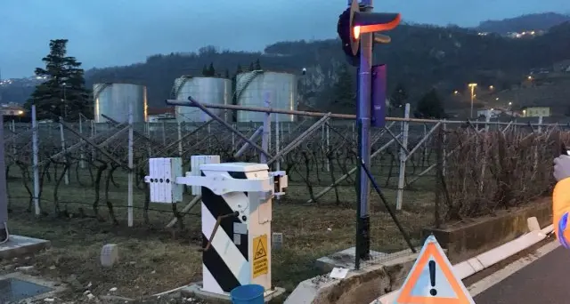 In ritardo al passaggio a livello L'auto sradica una sbarra