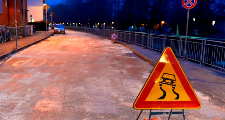 La spazzatrice si rompe e inonda d'olio la strada