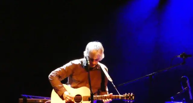Lee Ranaldo incanta a Sanbàpolis interrotto dall'allarme anti-incendio
