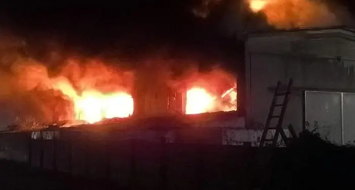 Brucia deposito nel Pavese, si teme allarme ambientale