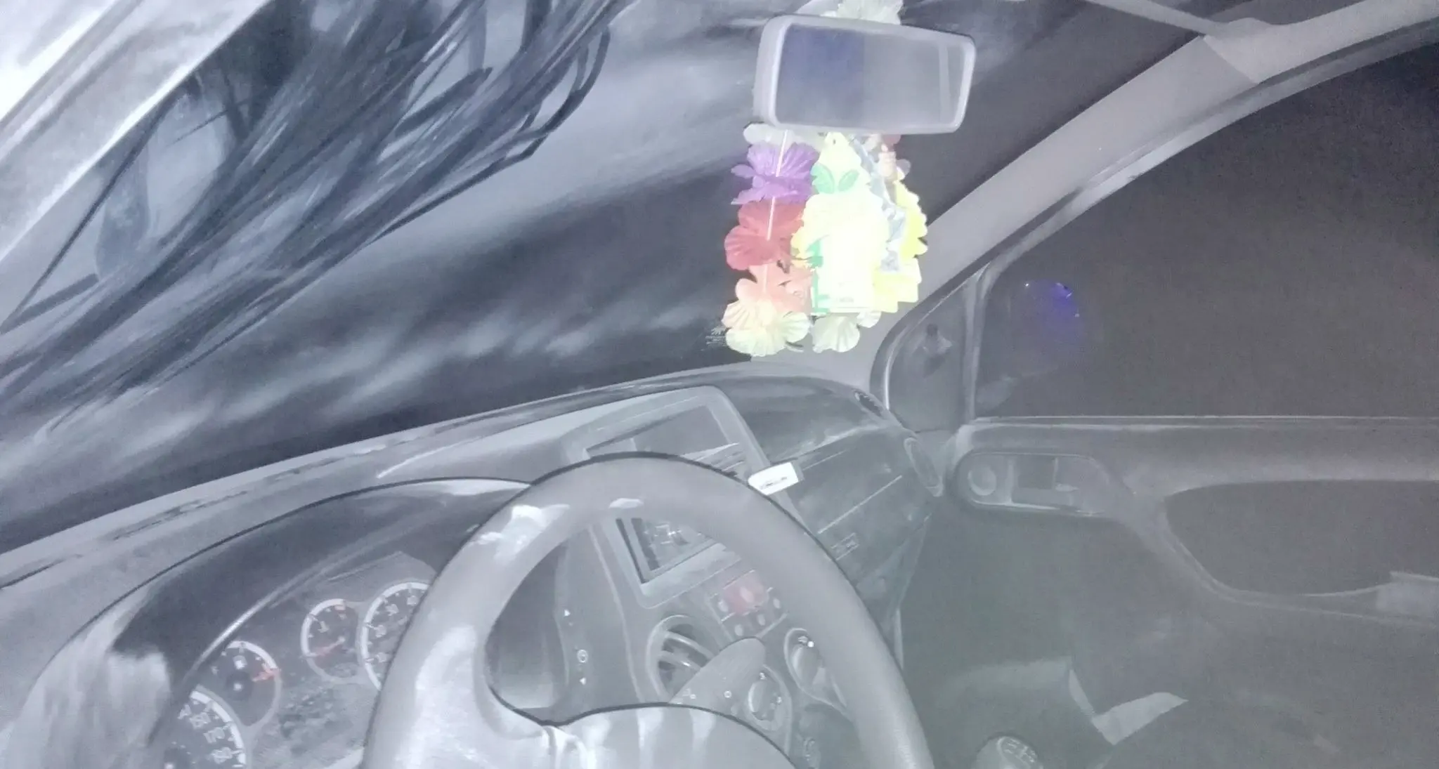 Rubano un estintore in galleria e dalla loro macchina «sparano» la schiuma contro le auto in transito