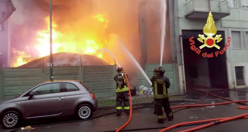 Milano, incendio in cartiera Evacuate alcune palazzine