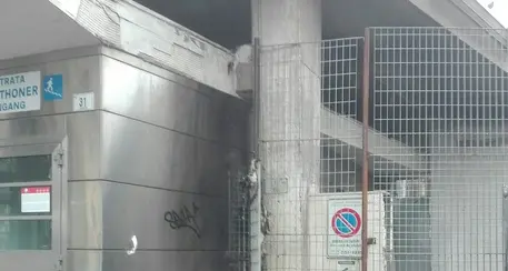 Giovane migrante si ustiona scaldandosi con un falò di cartoni