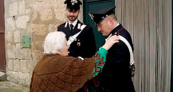 Derubata della collana d'oro con il trucco della maglia