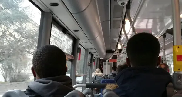 Fermate con i profughi saltate, coinvolti altri autisti Salvetti si difende: «Preso di mira, non sono razzista»