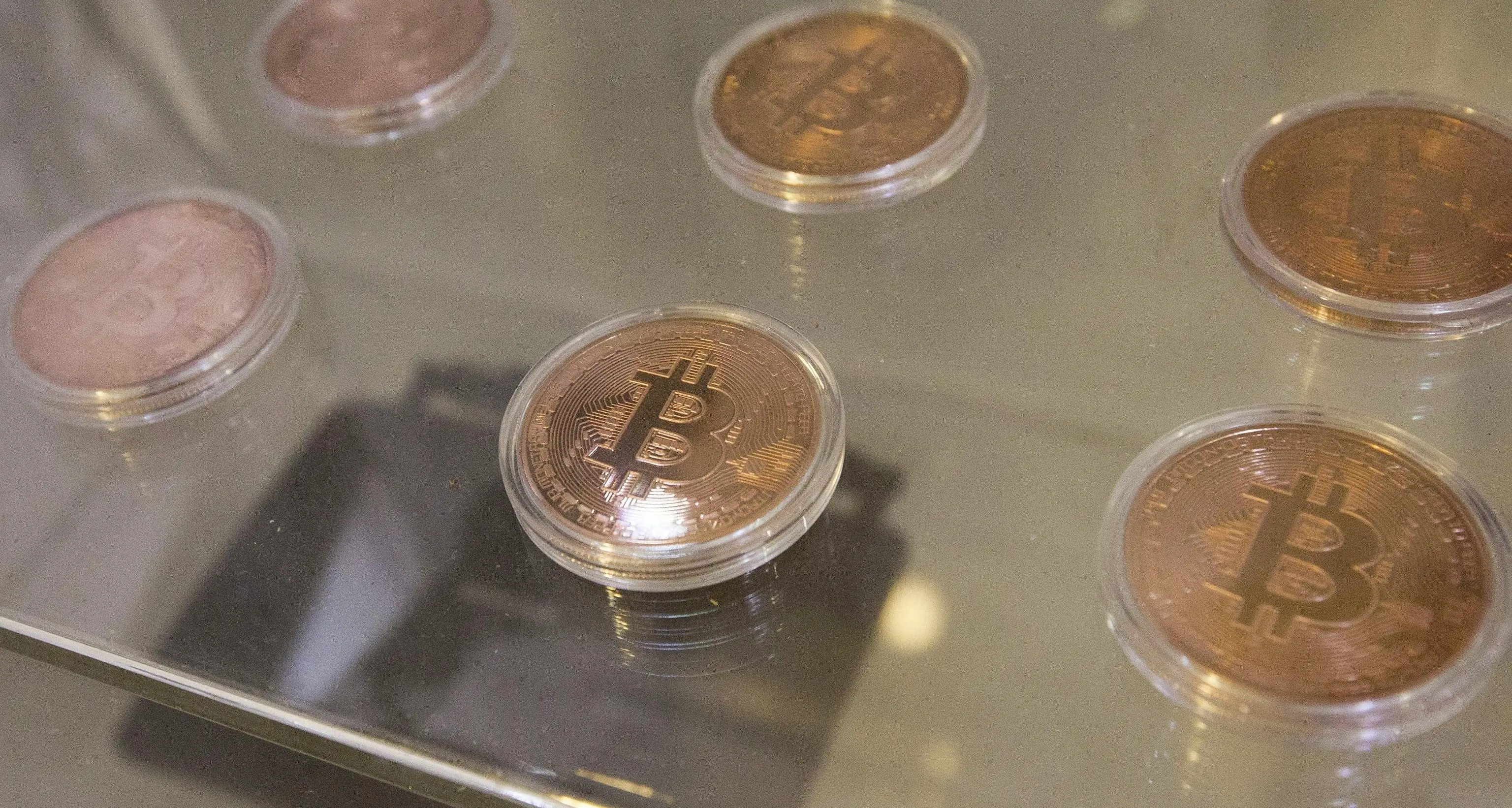 Il Bitcoin crolla del 18% e scivola sotto i 7mila dollari