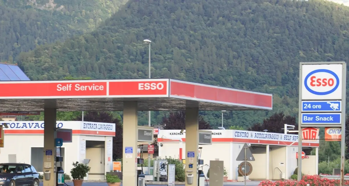 Distributori di benzina nel mirino dei ladri «Aspirano» i soldi dalle colonnine bancomat