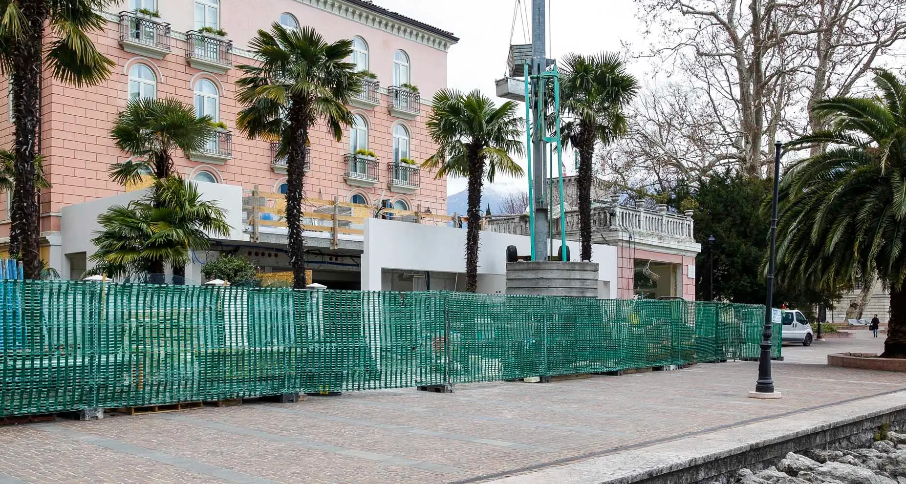 Riva, il muro del «Bellavista» sul lungolago fa discutere