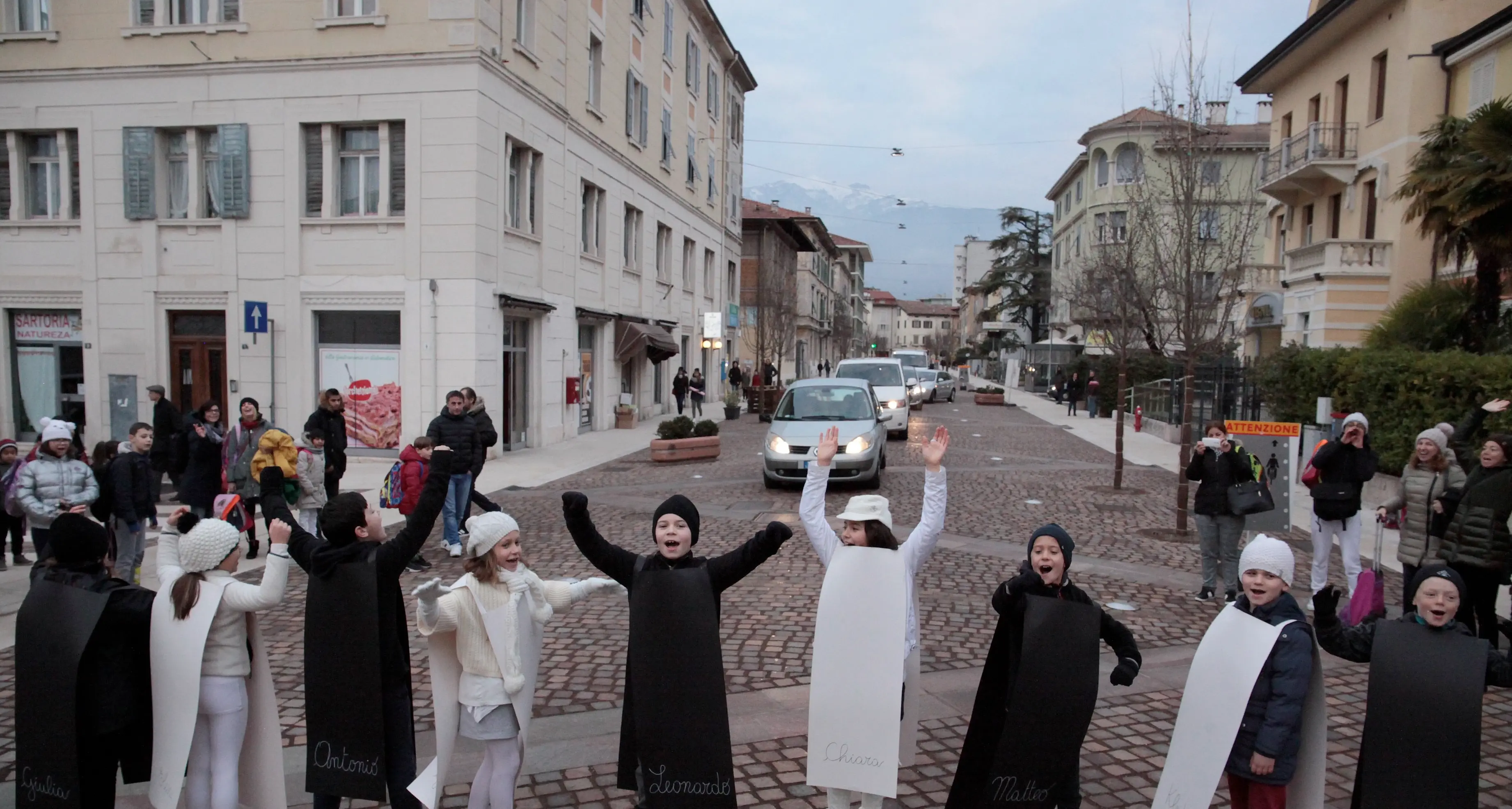 Mancano le strisce? Le disegnano i bambini
