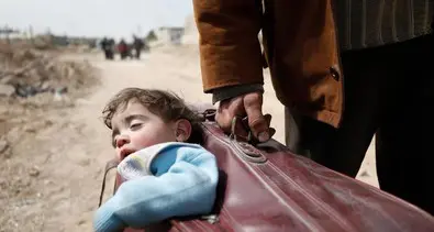 Siria, bimbo in valigia per fuga La foto diventa virale sui social