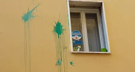 Trento, ignoti imbrattano la sede di Fratelli d'Italia