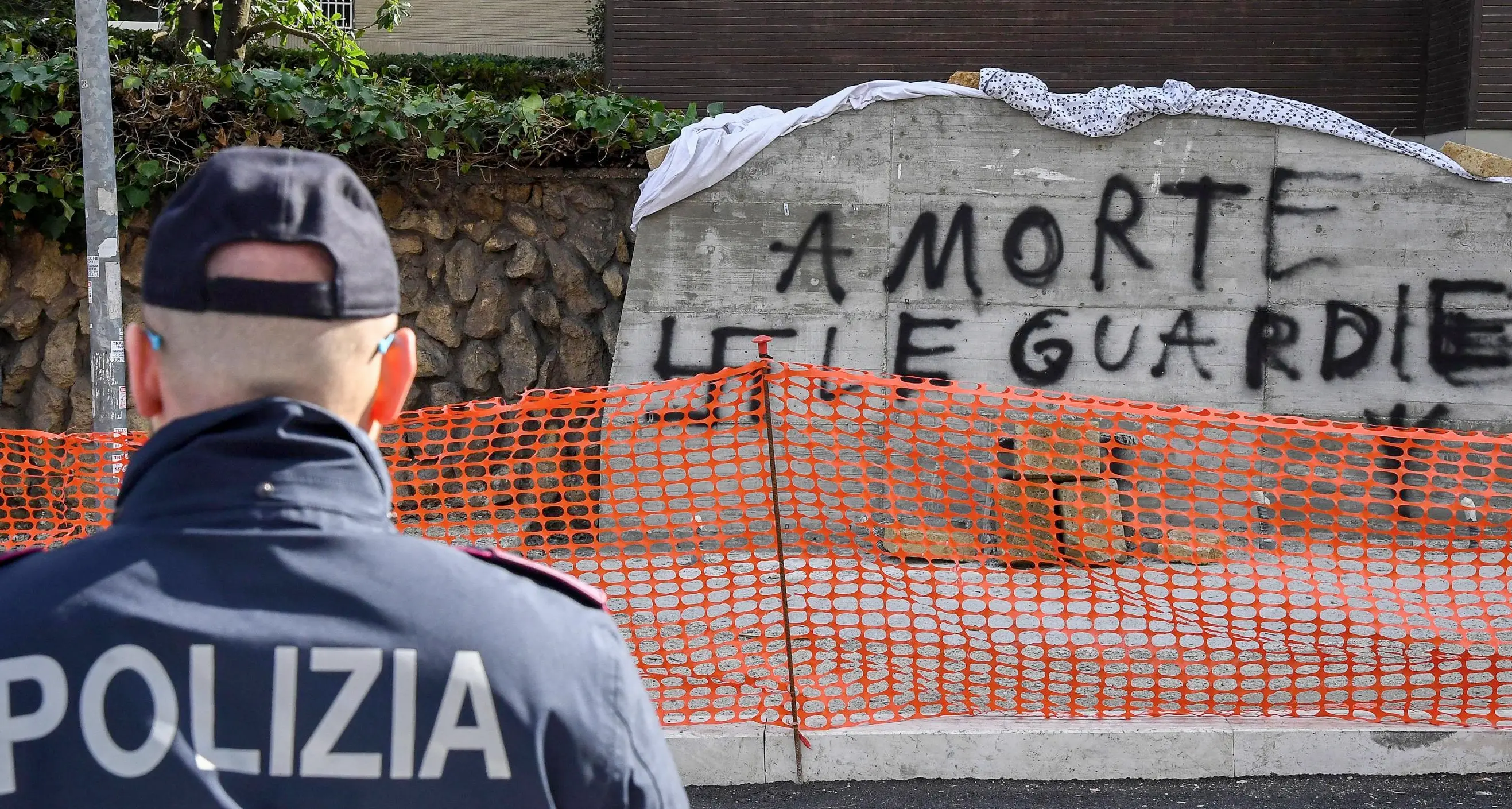 Vandali sulla targa di Moro La Procura apre inchiesta