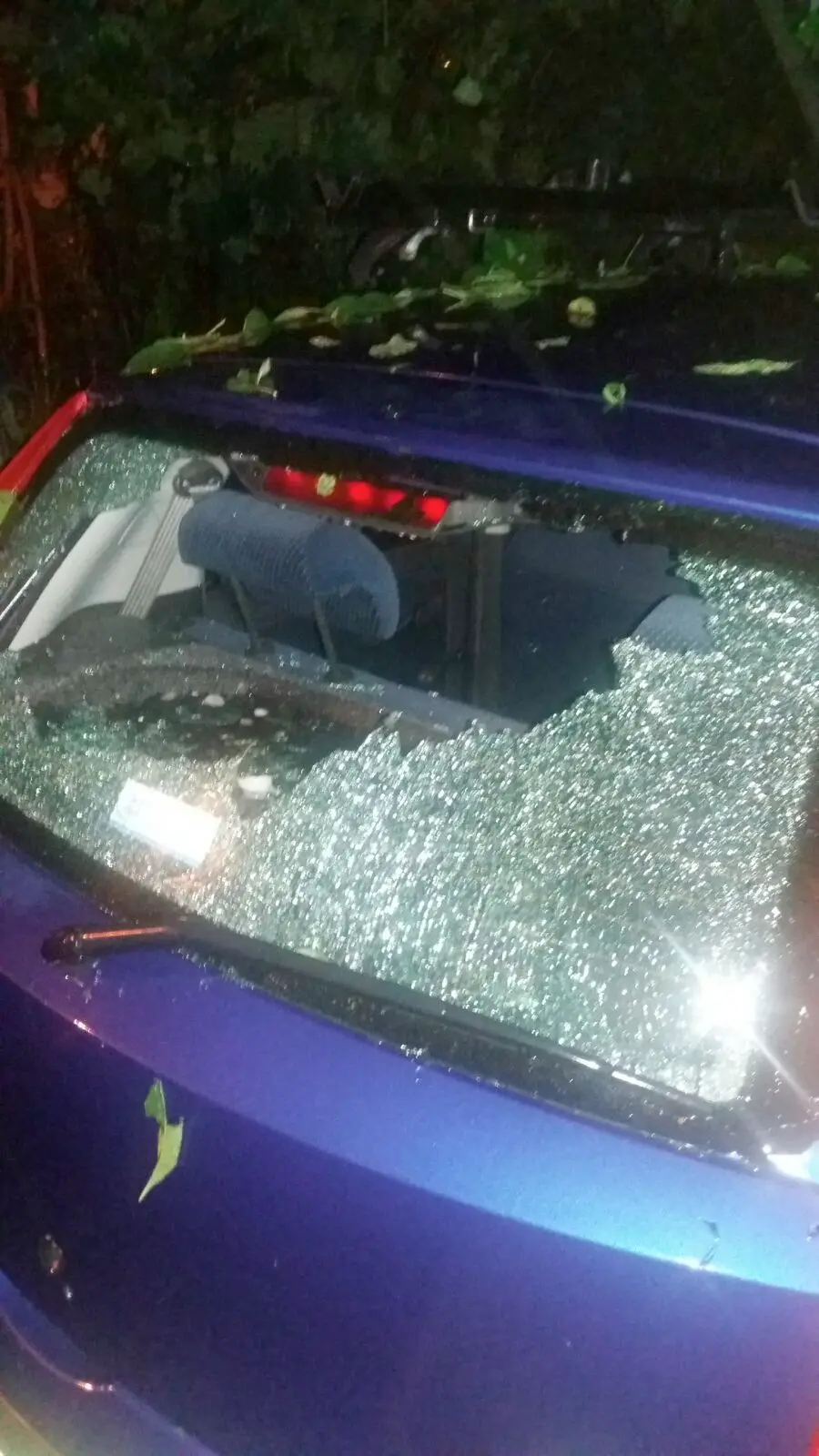Parabrezza presi a fucilate Vetri in frantumi nei parcheggi