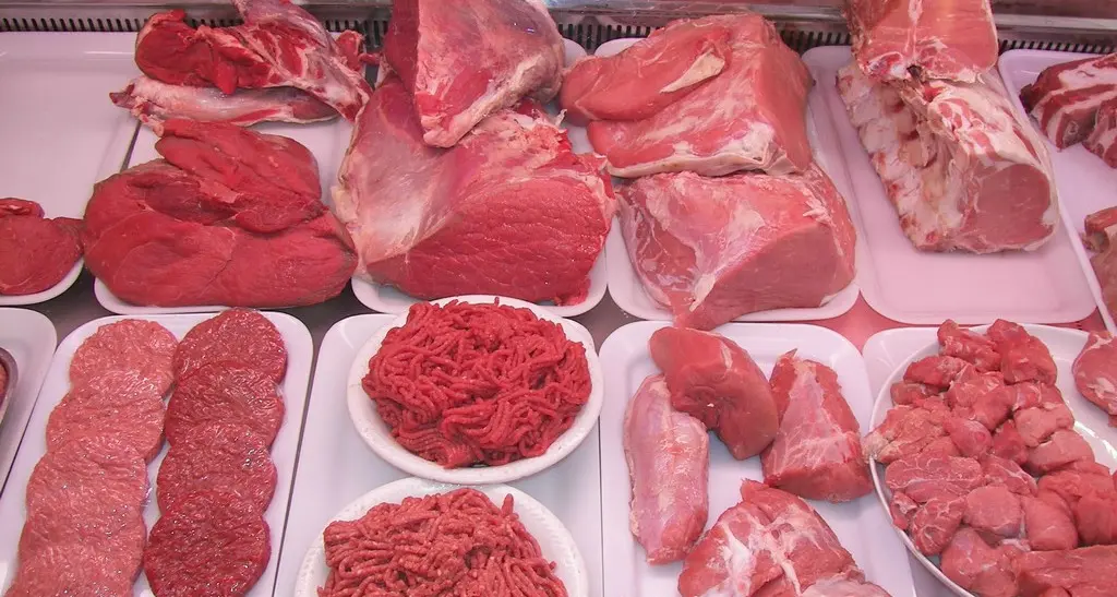 Greenpeace, dimezzare consumo di carne e latte per salvare il clima