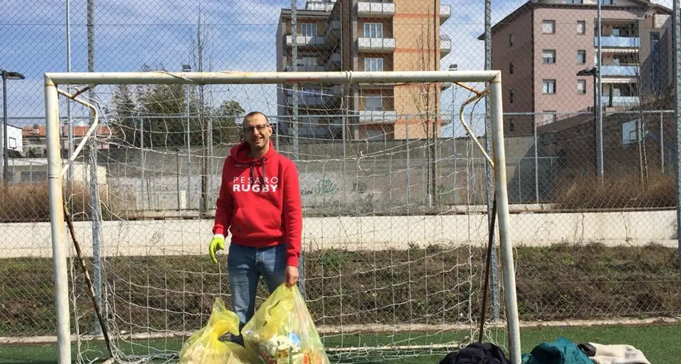 Sindaco di Pesaro spazzino Ripulisce un'area degradata